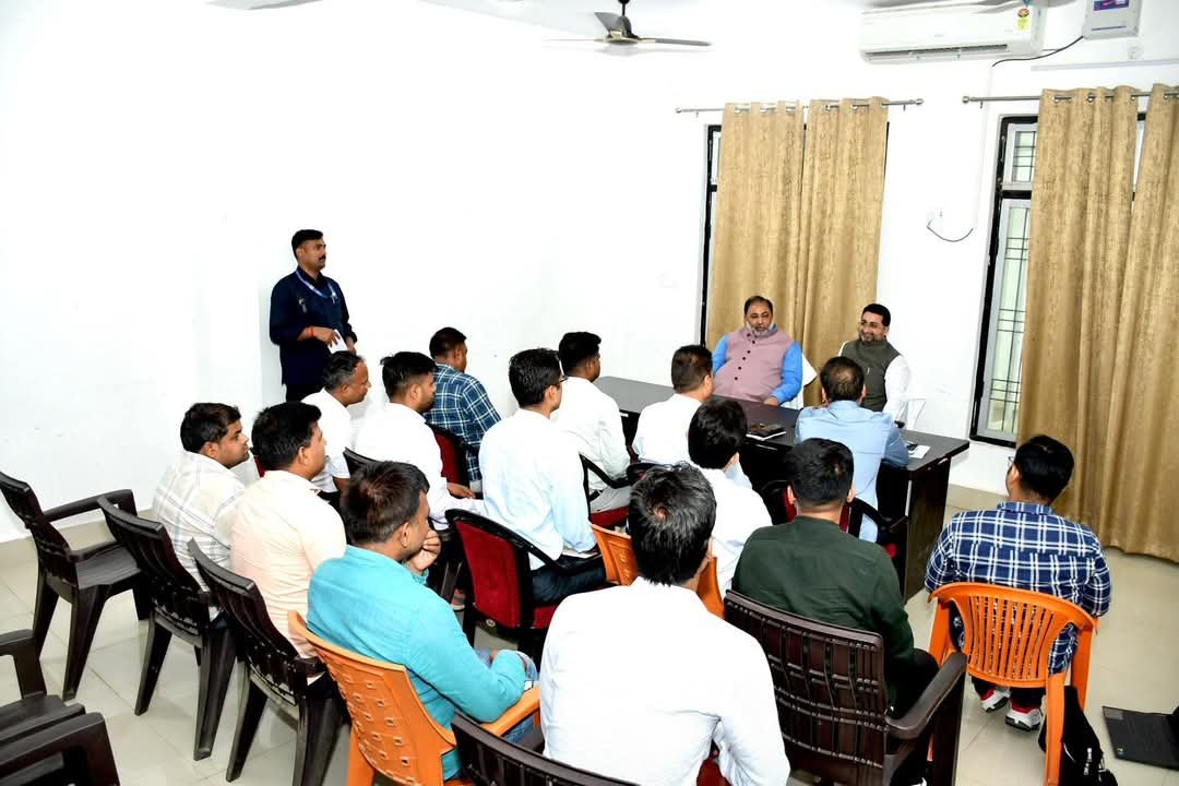 बलिया में बाढ़ और सिंचाई कार्यों की समीक्षा करते मंत्री दयाशंकर सिंह और दानिश अंसारी