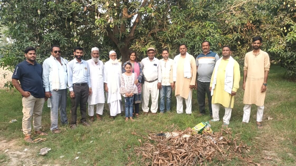 मवई के आम बाग में सपा नेत्री श्रेया सिंह पटेल और समाजसेवी दानिश हुसैन आम का आनंद लेते हुए