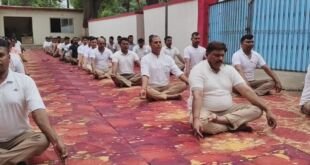 बीकापुर अयोध्या में योग दिवस पर योगाभ्यास करते अधिकारी और ग्रामीण