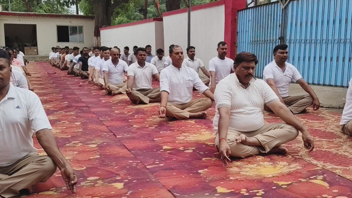 बीकापुर अयोध्या में योग दिवस पर योगाभ्यास करते अधिकारी और ग्रामीण
