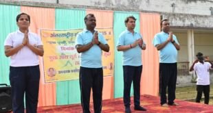 बलिया जेएनसीयू परिसर में योग दिवस पर सूर्य नमस्कार करते छात्र और शिक्षक
