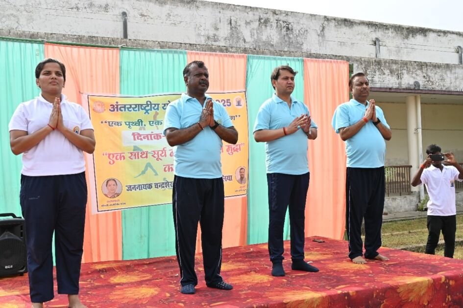बलिया जेएनसीयू परिसर में योग दिवस पर सूर्य नमस्कार करते छात्र और शिक्षक