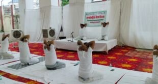 बलिया दीवानी न्यायालय परिसर में योग करते न्यायिक अधिकारी एवं अधिवक्ता