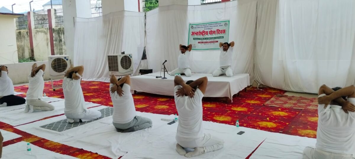 बलिया दीवानी न्यायालय परिसर में योग करते न्यायिक अधिकारी एवं अधिवक्ता