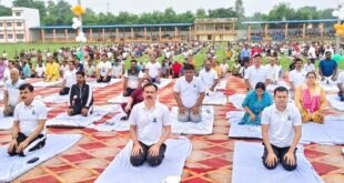 बलिया में 11वां योग दिवस पर सामूहिक योगाभ्यास करते लोग
