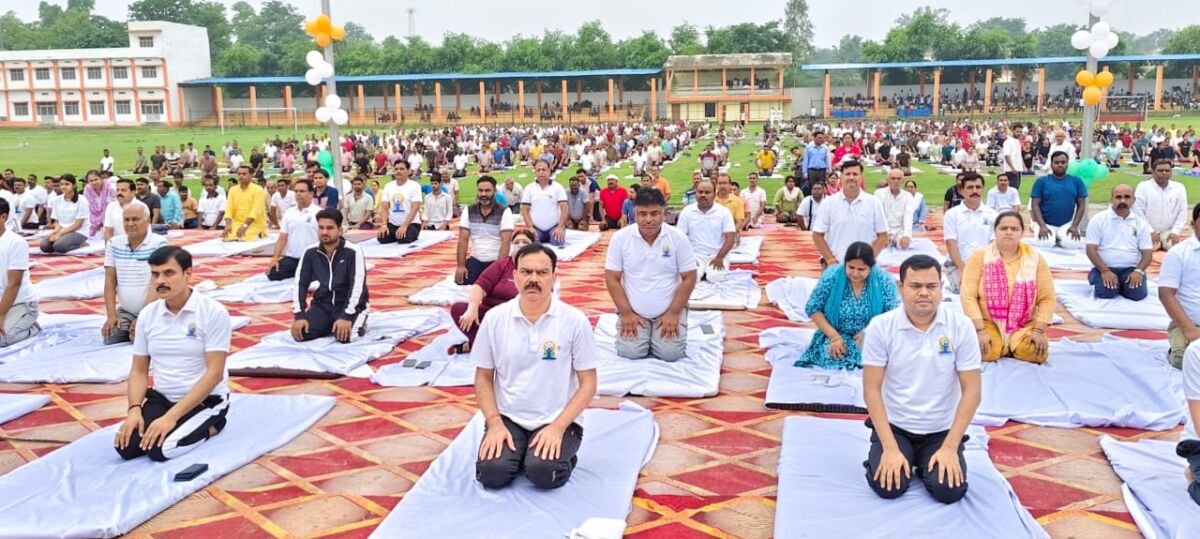 बलिया में 11वां योग दिवस पर सामूहिक योगाभ्यास करते लोग