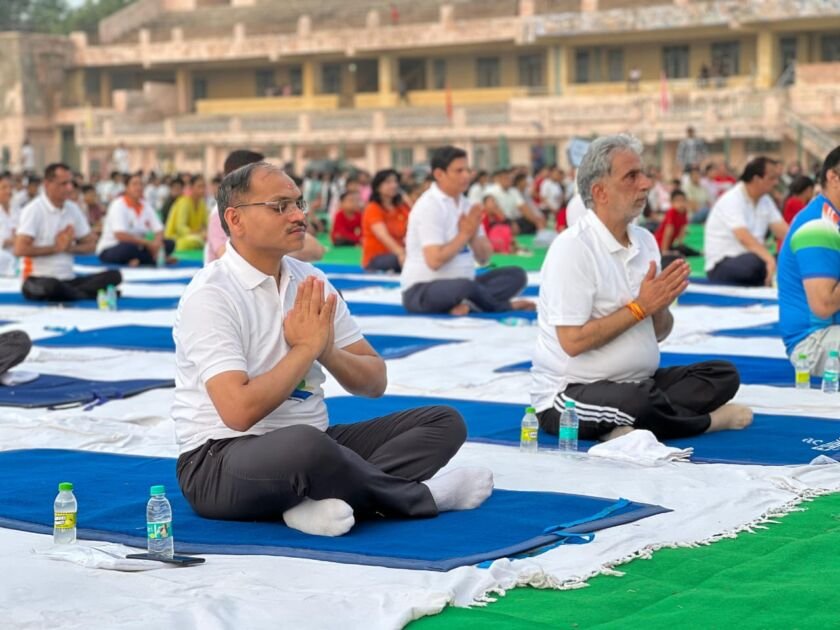 फरीदाबाद में योग दिवस पर सामूहिक नशा मुक्ति शपथ लेते नागरिक