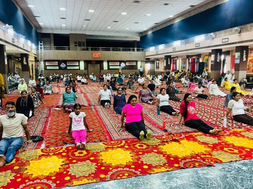 डीएवी स्कूल फरीदाबाद में योग दिवस पर योगाभ्यास करते छात्र व शिक्षक