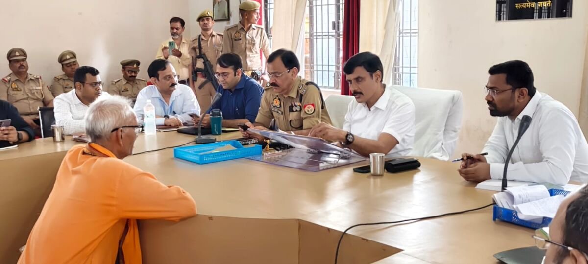 बलिया बांसडीह तहसील में समाधान दिवस पर डीएम व एसपी जनशिकायतें सुनते हुए