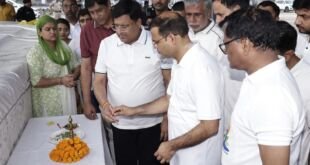 तिगांव अनाज मंडी में योग दिवस कार्यक्रम में मंत्री विपुल गोयल योग शपथ दिलाते हुए
