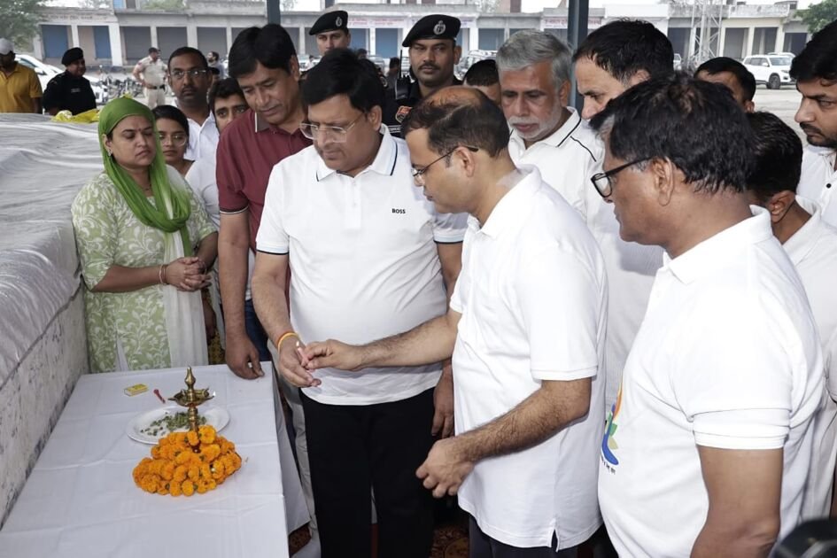तिगांव अनाज मंडी में योग दिवस कार्यक्रम में मंत्री विपुल गोयल योग शपथ दिलाते हुए