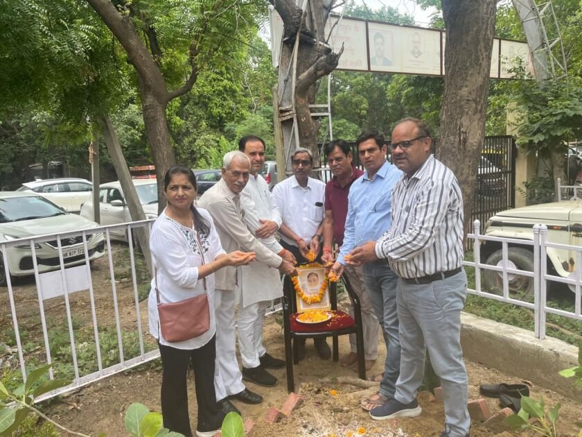 फरीदाबाद में गंगा शंकर मिश्र को श्रद्धांजलि देते हुए पौधारोपण करते सामाजिक कार्यकर्ता