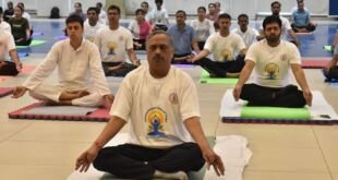 जेसी बोस विश्वविद्यालय फरीदाबाद में योग दिवस सत्र में भाग लेते कुलपति और छात्र