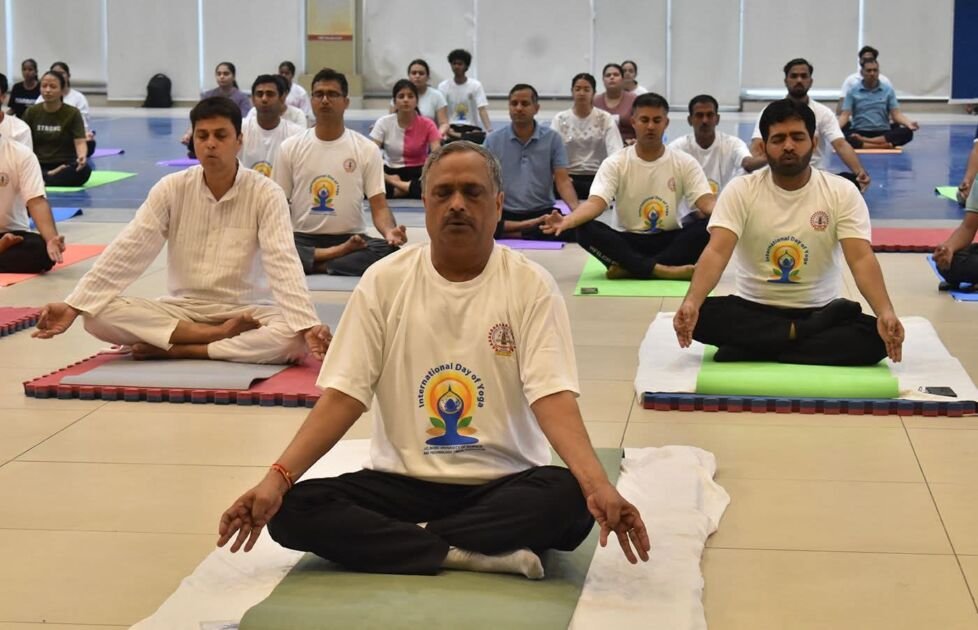 जेसी बोस विश्वविद्यालय फरीदाबाद में योग दिवस सत्र में भाग लेते कुलपति और छात्र