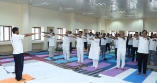 एनपीटीआई फरीदाबाद में योग दिवस के अवसर पर योग करते अधिकारी और विद्यार्थी