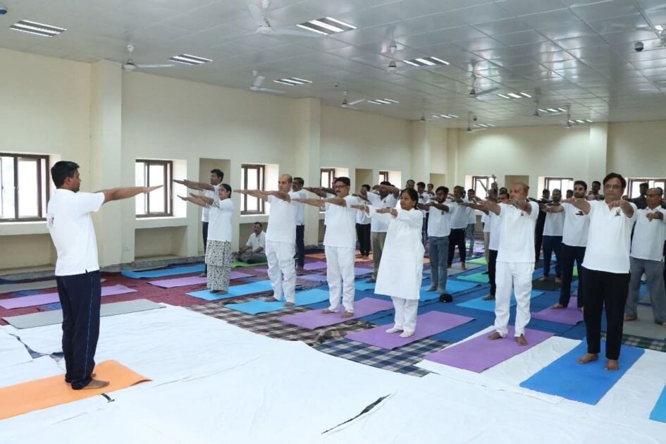 एनपीटीआई फरीदाबाद में योग दिवस के अवसर पर योग करते अधिकारी और विद्यार्थी