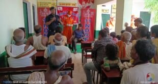 बलिया जनाड़ी में आपदा प्रबंधन प्रशिक्षण में भाग लेते ग्रामीण व एनडीआरएफ टीम