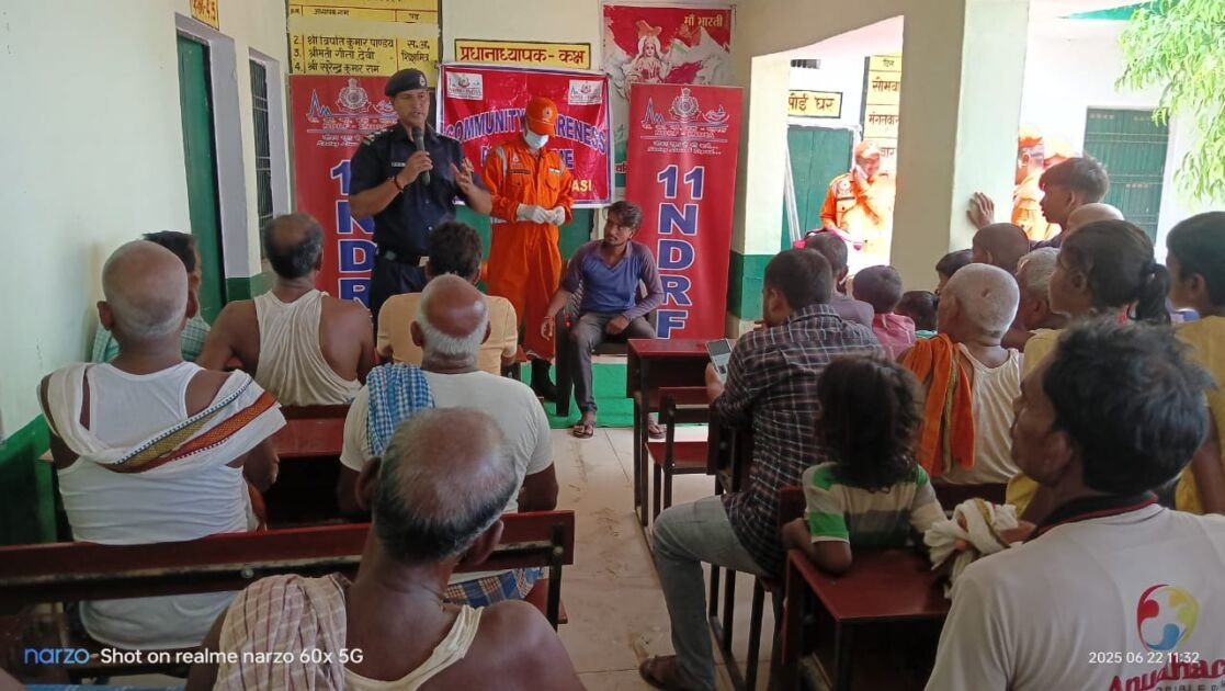 बलिया जनाड़ी में आपदा प्रबंधन प्रशिक्षण में भाग लेते ग्रामीण व एनडीआरएफ टीम