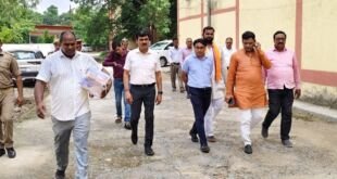 बलिया जिलाधिकारी ईवीएम और वीवीपैट वेयरहाउस का निरीक्षण करते हुए
