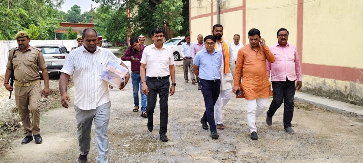 बलिया जिलाधिकारी ईवीएम और वीवीपैट वेयरहाउस का निरीक्षण करते हुए