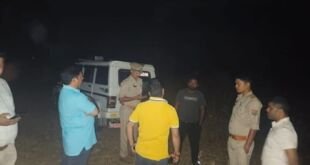 बीकापुर में SDM द्वारा अवैध खनन में लिप्त JCB को सीज करते हुए