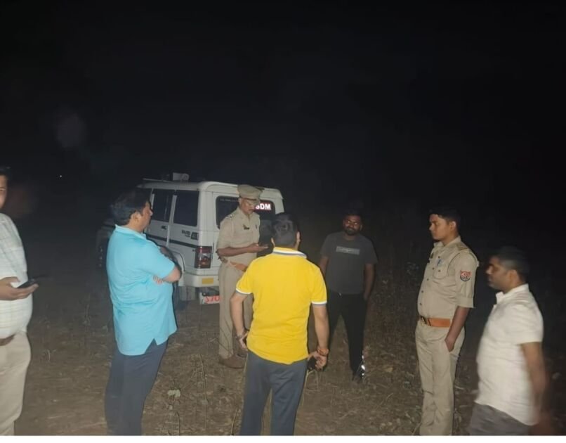 बीकापुर में SDM द्वारा अवैध खनन में लिप्त JCB को सीज करते हुए