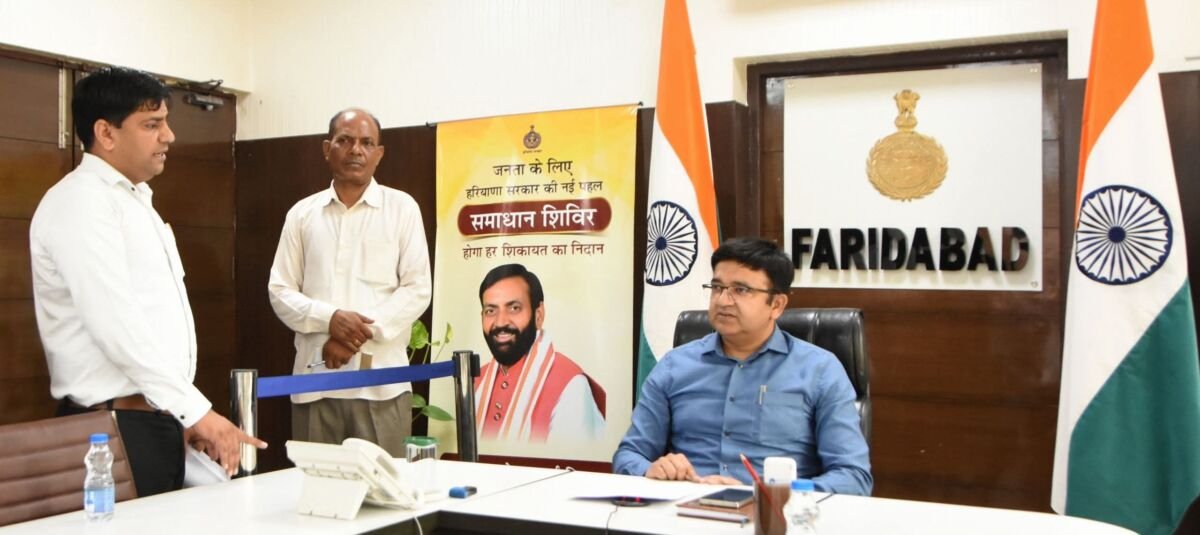 फरीदाबाद समाधान शिविर में समस्याओं को सुनते एसडीएम अमित गुलिया