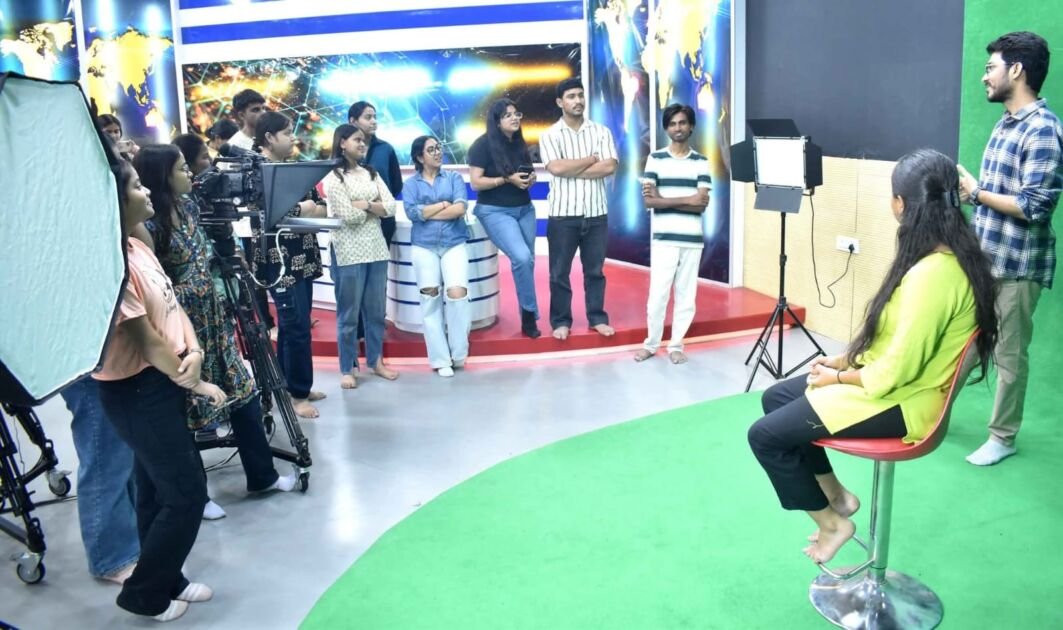 वाईएमसीए विश्वविद्यालय में फोटोग्राफी कार्यशाला में प्रशिक्षण लेते विद्यार्थी
