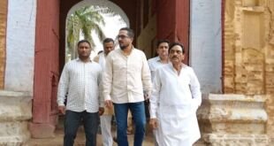हाजी अकील खां को श्रद्धांजलि देते पूर्व मंत्री अब्बास अली जैदी