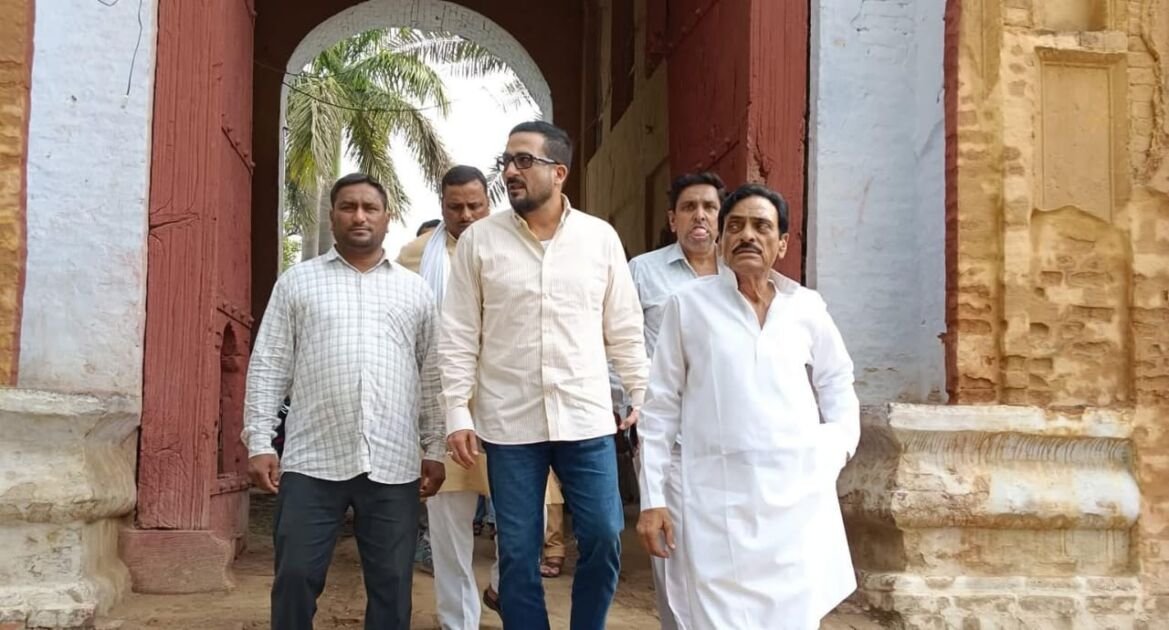 हाजी अकील खां को श्रद्धांजलि देते पूर्व मंत्री अब्बास अली जैदी