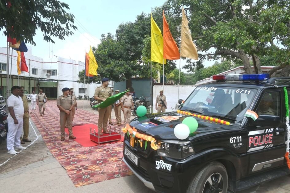 एसएसपी गौरव ग्रोवर अयोध्या डायल 112 के नए वाहनों को हरी झंडी दिखाते हुए