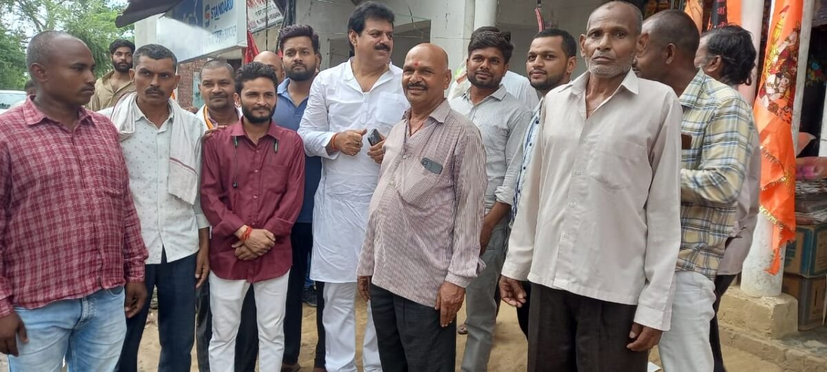 बीकापुर क्षेत्र में जनसंपर्क करते पूर्व विधायक जितेन्द्र सिंह बब्लू