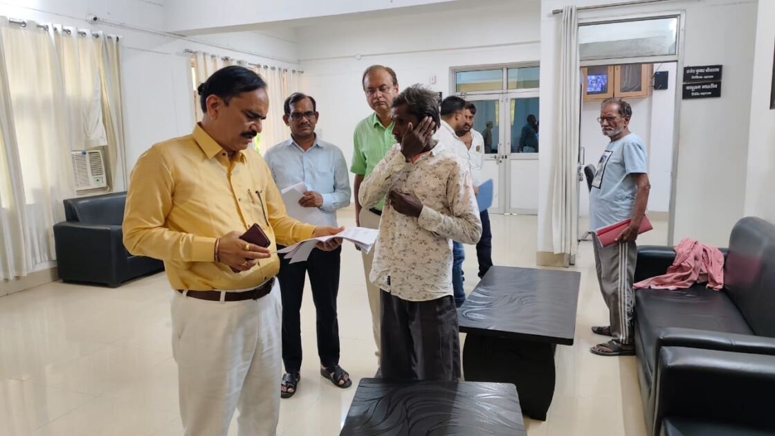 मण्डलायुक्त बालकृष्ण त्रिपाठी मीरजापुर में जनता की समस्याएं सुनते हुए