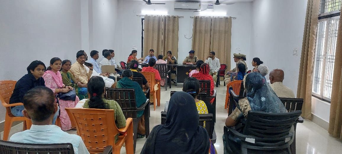 बलिया में राज्य महिला आयोग की जनसुनवाई में पीड़ित महिलाओं की सुनवाई
