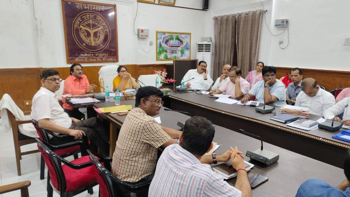जिलाधिकारी मिर्जापुर द्वारा स्वास्थ्य और आयुष योजनाओं की समीक्षा बैठक