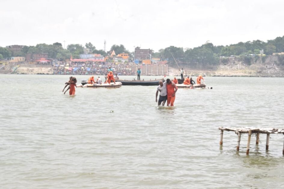 बलिया में बाढ़ मॉक ड्रिल के दौरान एनडीआरएफ द्वारा बचाव कार्य का अभ्यास बलिया में बाढ़ मॉक ड्रिल के दौरान एनडीआरएफ द्वारा बचाव कार्य का अभ्यास