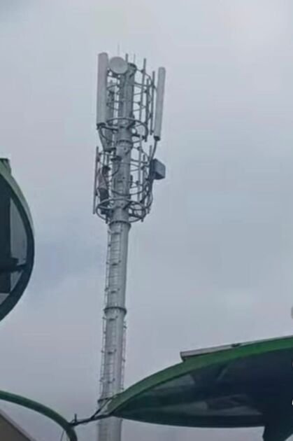 मोबाइल टावर पर चढ़ा युवक अयोध्या सोहावल