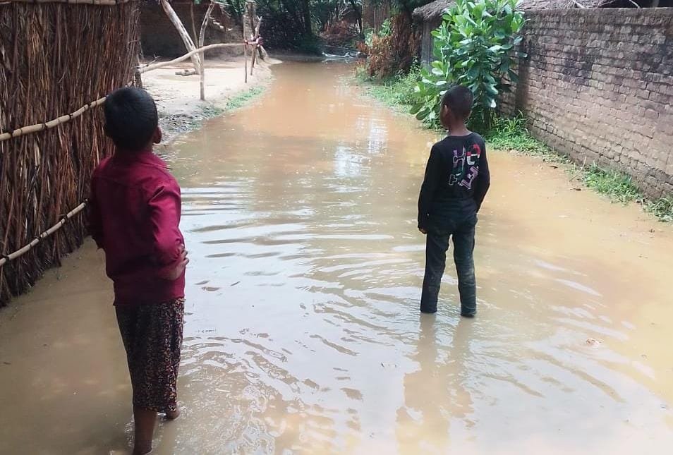 रामपुर जनक गांव में जलभराव से परेशान ग्रामीण