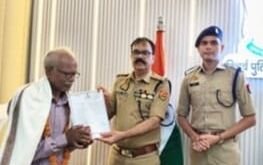 बलिया: पुलिस अधीक्षक ओमवीर सिंह ने सेवानिवृत्त पुलिसकर्मियों को सम्मानपूर्वक दी विदाई
