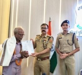 बलिया: पुलिस अधीक्षक ओमवीर सिंह ने सेवानिवृत्त पुलिसकर्मियों को सम्मानपूर्वक दी विदाई