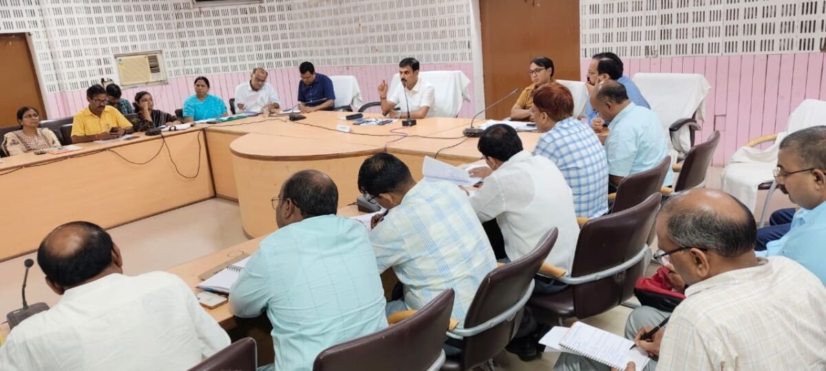 बलिया कलेक्ट्रेट में जिलाधिकारी द्वारा योजनाओं की समीक्षा बैठक