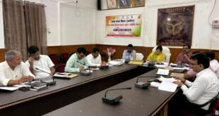 मीरजापुर में राजस्व समीक्षा बैठक की अध्यक्षता करतीं जिलाधिकारी प्रियंका निरंजन