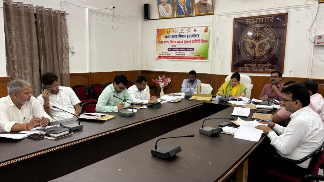 मीरजापुर में राजस्व समीक्षा बैठक की अध्यक्षता करतीं जिलाधिकारी प्रियंका निरंजन