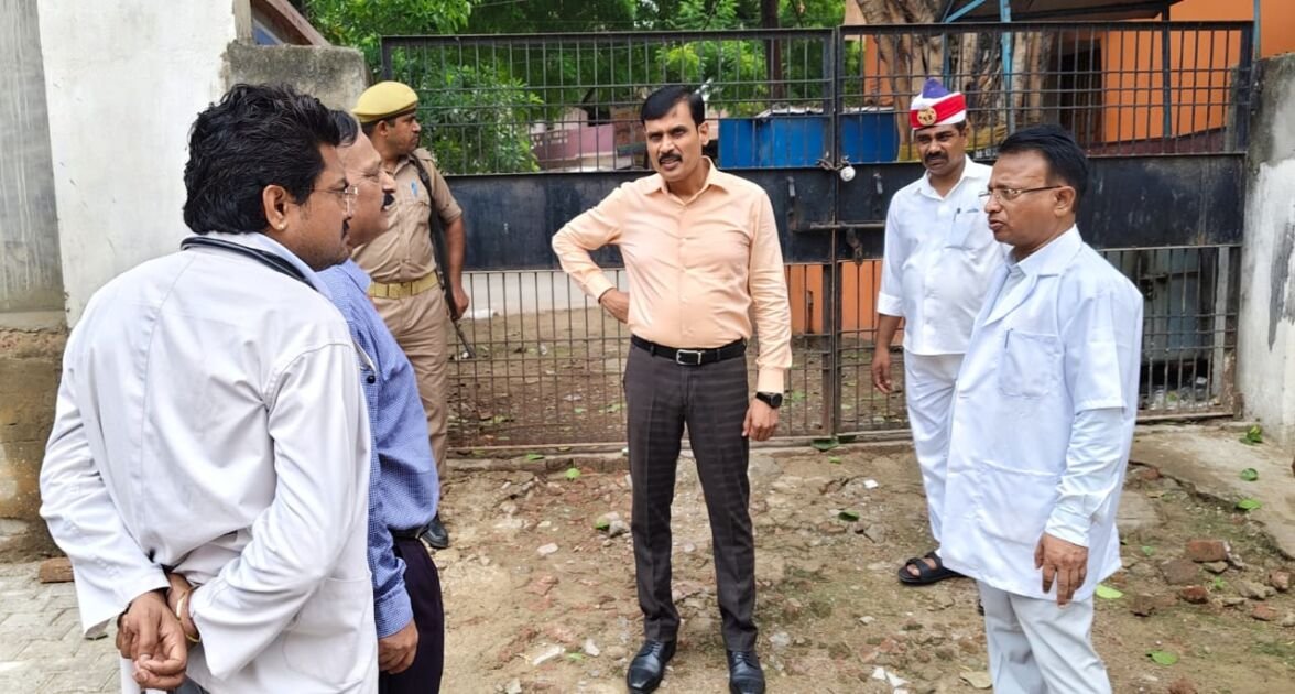 बलिया जिलाधिकारी ने जिला अस्पताल का निरीक्षण कर दिए सुधार के निर्देश