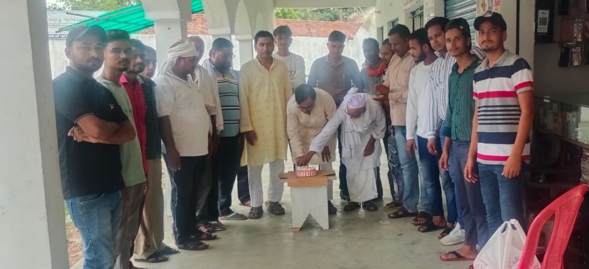 मवई में समाजवादियों ने मनाया अखिलेश यादव का जन्मदिन