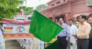 बलिया में दस्तक और संचारी रोग नियंत्रण अभियान का उद्घाटन करते जिलाधिकारी