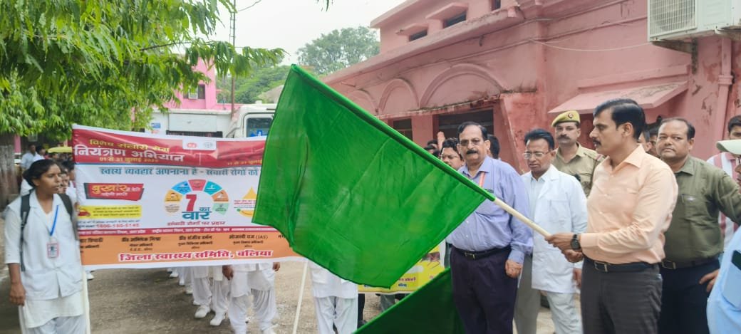 बलिया में दस्तक और संचारी रोग नियंत्रण अभियान का उद्घाटन करते जिलाधिकारी