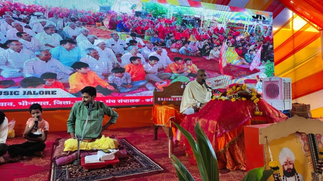 भीनमाल में भागवत कथा के मंच पर प्रवचन देते ऋषि ज्ञानआत्मानंद भीनमाल में भागवत कथा के मंच पर प्रवचन देते ऋषि ज्ञानआत्मानंद महाराज