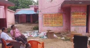 बांसडीह सीएचसी परिसर में अमृत फार्मेसी को खाली कराती स्वास्थ्य विभाग की टीम