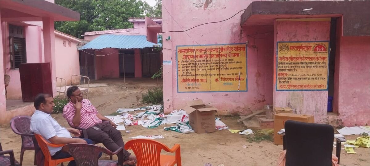 बांसडीह सीएचसी परिसर में अमृत फार्मेसी को खाली कराती स्वास्थ्य विभाग की टीम